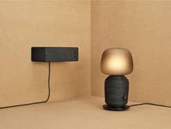 Lautsprecher an der Wand und Lampe mit Lautsprecher im Fuß