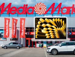 Im Hintergrund ein MediaMarkt-Store, davor das MacBook Air M4