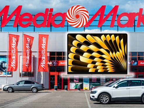 Im Hintergrund ein MediaMarkt-Store, davor das MacBook Air M4