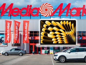 Im Hintergrund ein MediaMarkt-Store, davor das MacBook Air M4