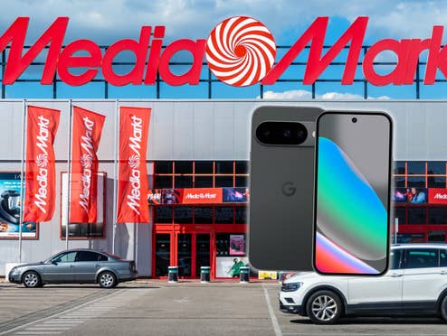 Im Hintergrund ein MediaMarkt-Store, davor das Pixel 10