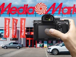 Im Hintergrund ein MediaMarkt-Store, davor die Sony Alpha 7 M3 Kit