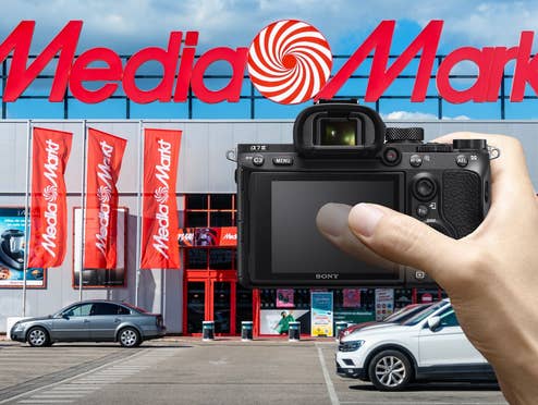 Im Hintergrund ein MediaMarkt-Store, davor die Sony Alpha 7 M3 Kit