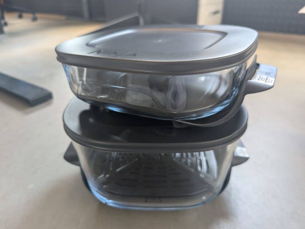 Im Lieferumfang ist eine kleine und eine große Schüssel mit Deckel enthalten