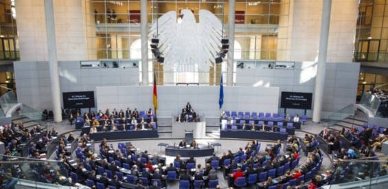 Im Plenum des Bundestags wird über die Änderung des Telemediengesetzes entschieden