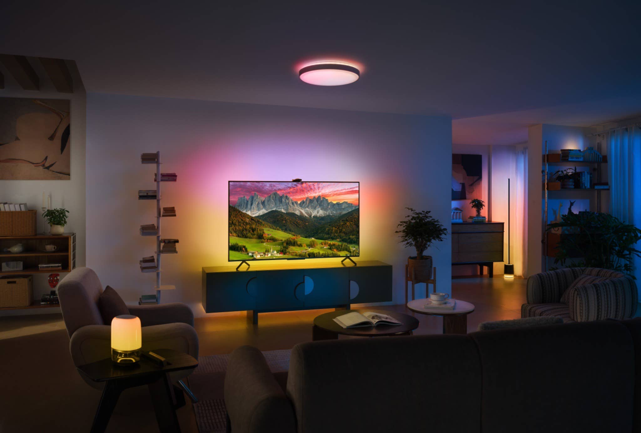 Hintergrundbeleuchtung an einem Fernseher in einem Wohnzimmer