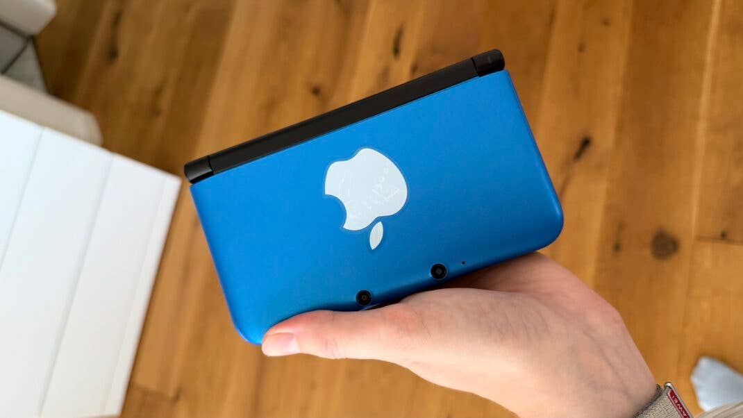 Der Nintendo 3DS von außen mit einem Sticker.