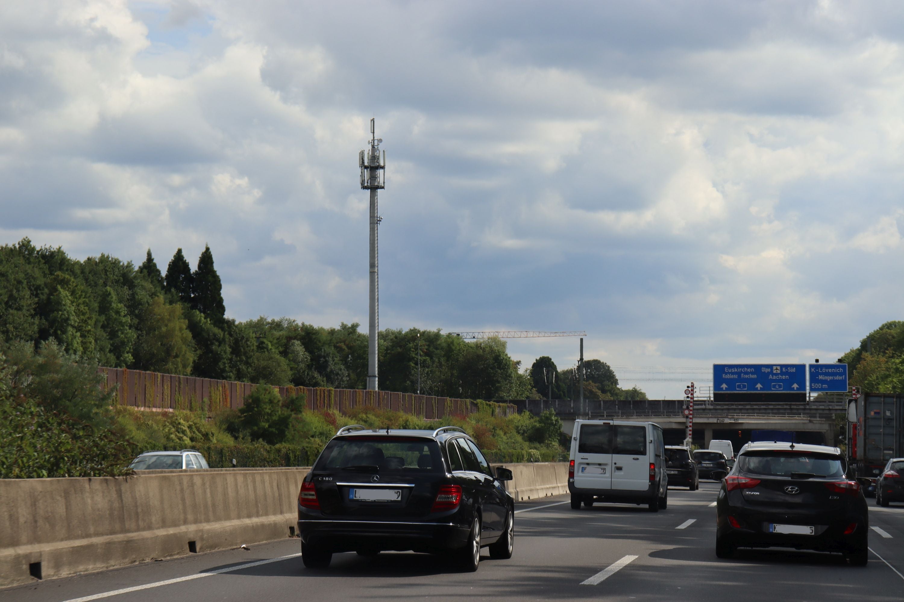 #Vodafone verspricht besseres Netz an der Autobahn: So lange musst du noch warten