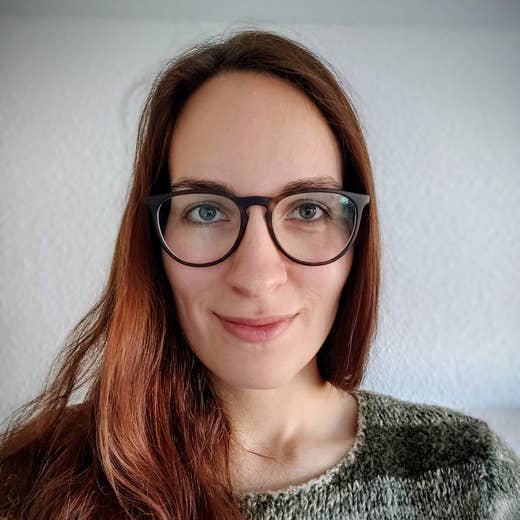 Redakteurin Marie Bonnet vor weißem Hintergrund