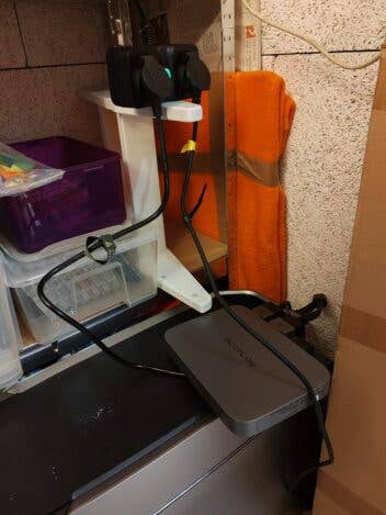 Wildes Setup im Keller: Der Stromspeicher samt Wechselrichter und Smartplug