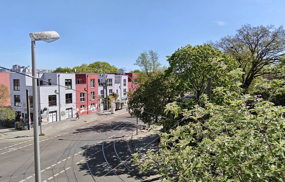 Eine Straße an einem Sonnentag.