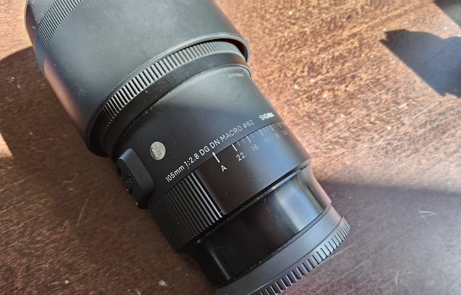 Ein Kameraobjektiv in einer Nahaufnahme.