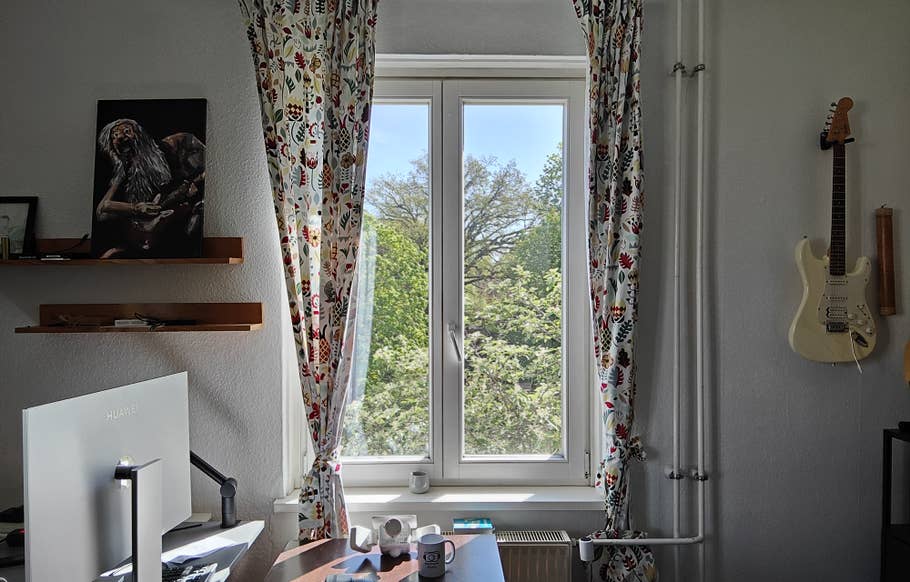 Ein gut beleuchtetes Fenster in einer Wohnung.