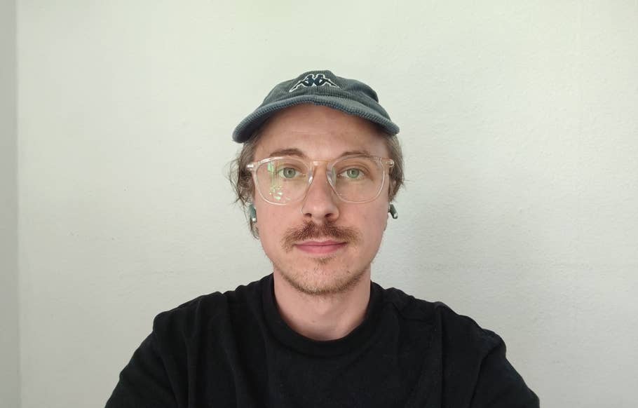 Redakteur Ben vor einem weißen Hintergrund.