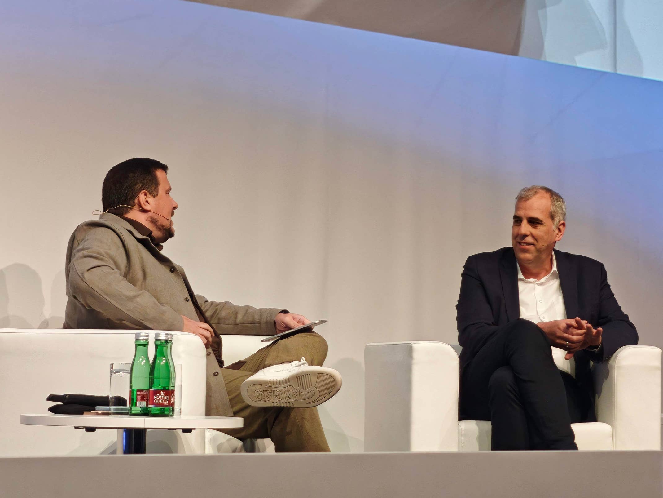 RTL-CEO Stephan Schmitter (rechts) im Gespräch mit DWDL-Redakteur Thomas Lückerath