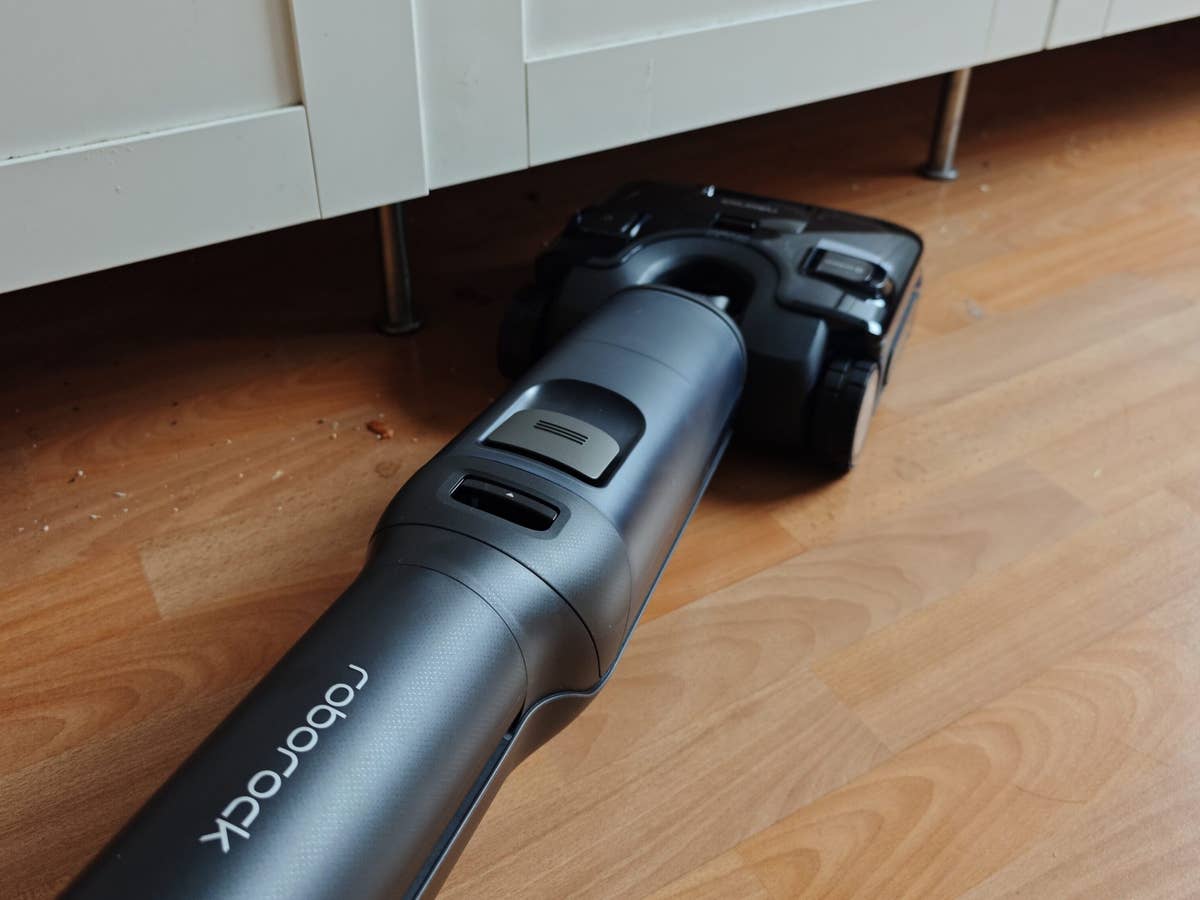 Der Roborock F25 Steam ist jetzt so günstig wie nie. Der Roborock F25 Steam im Test, flach unter der Küchentheke beim Saugen