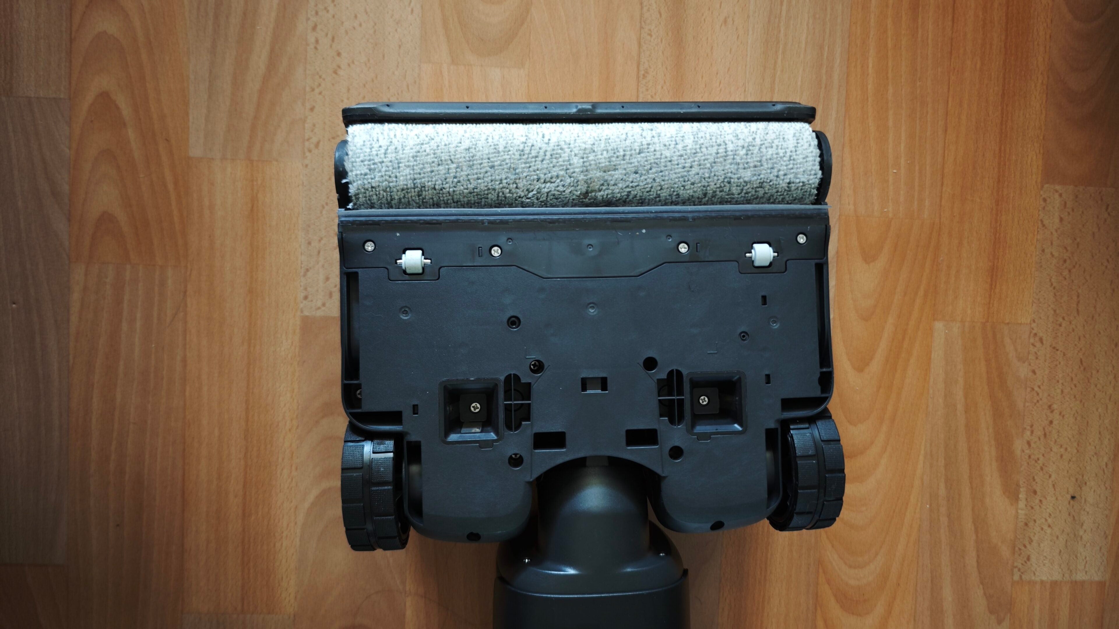 Roborock F25 Steam von unten mit Blick auf Walze