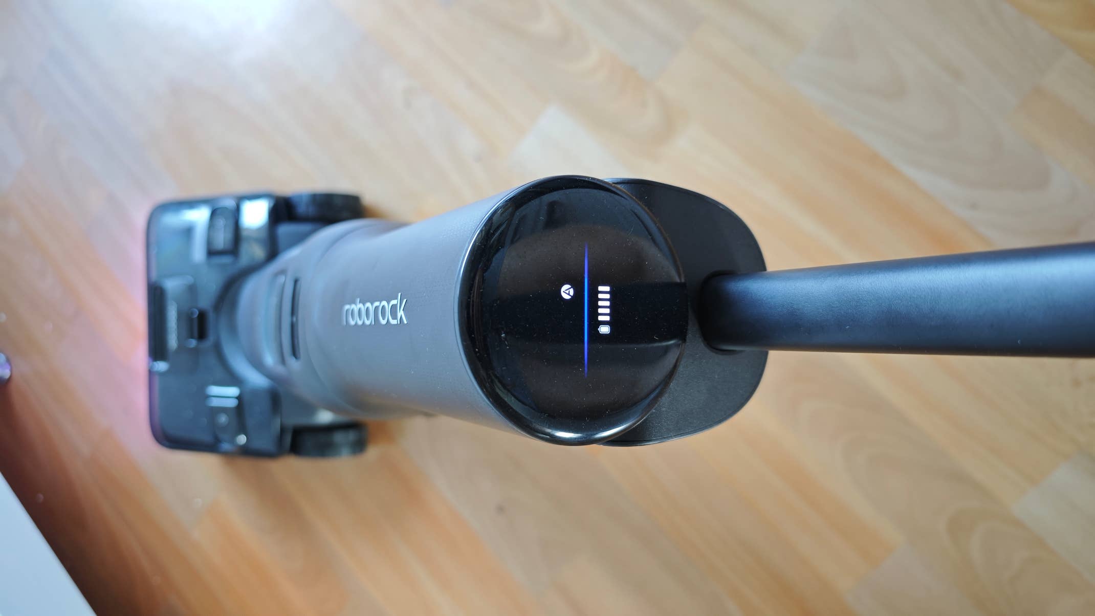 Roborock F25 Steam von oben in Betrieb mit Akku- und Auto-Modus-Anzeige
