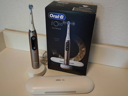 Die Oral-B iO10 Ultimate Eclipse Gold ausgepackt nebst Karton