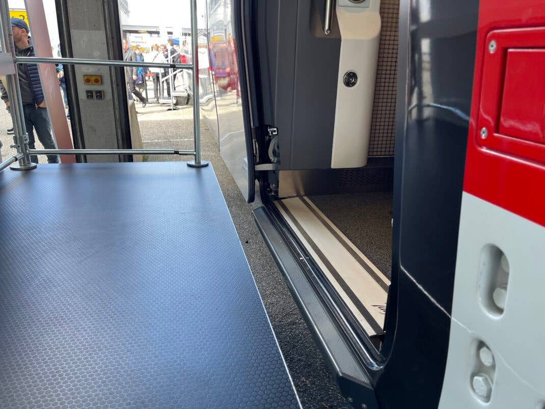 Ebenerdiger Einstieg im ICE L der Deutschen Bahn