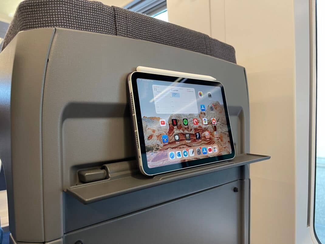 Tablethalter im Sitz des neuen ICE L