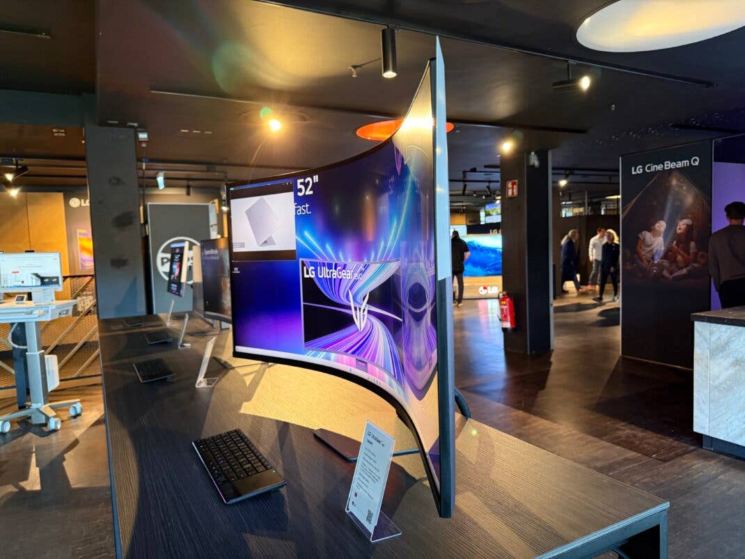 Der LG UltraGear evo von der Seite.