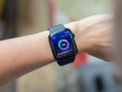 Nahaufnahme einer Smartwatch, die eine Schlafbewertung von 92 anzeigt, mit der Bezeichnung 'Ausgezeichnet'.