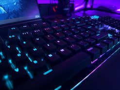 Ein Foto der be quiet! Dark Mount Gaming Tastatur bei Nacht