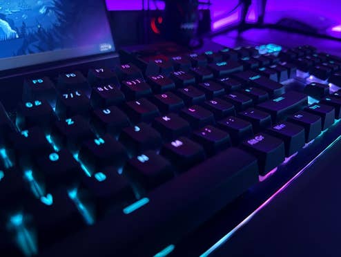 Ein Foto der be quiet! Dark Mount Gaming Tastatur bei Nacht