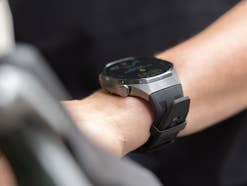 Eine Nahaufnahme einer Huawei Watch GT 6 Pro am Handgelenk einer Person.