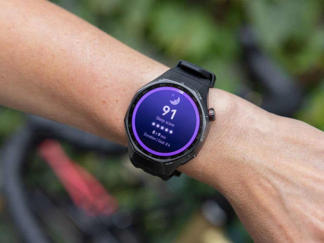 Eine Huawei Watch GT 6 Pro an einem Handgelenk, die eine Schlafbewertung von 91 und 89 Minuten Schlaf anzeigt.