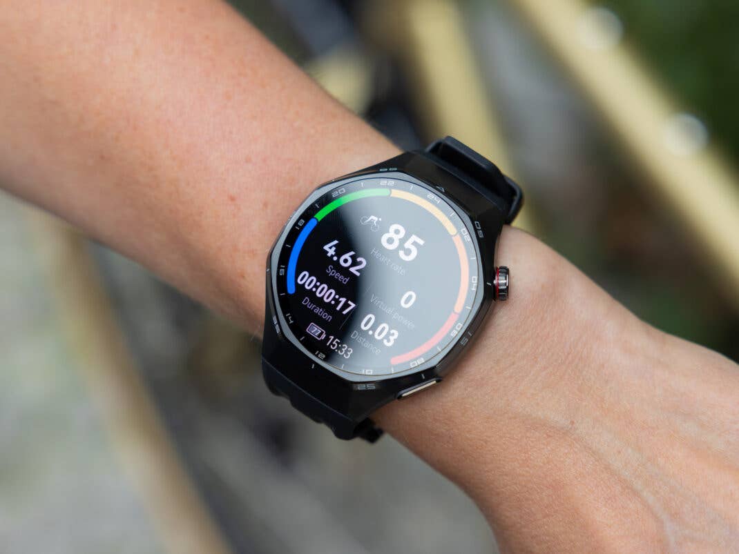 Nahaufnahme einer Huawei Watch GT 6 Pro an einem Handgelenk, die Geschwindigkeit, Herzfrequenz und Dauer anzeigt.