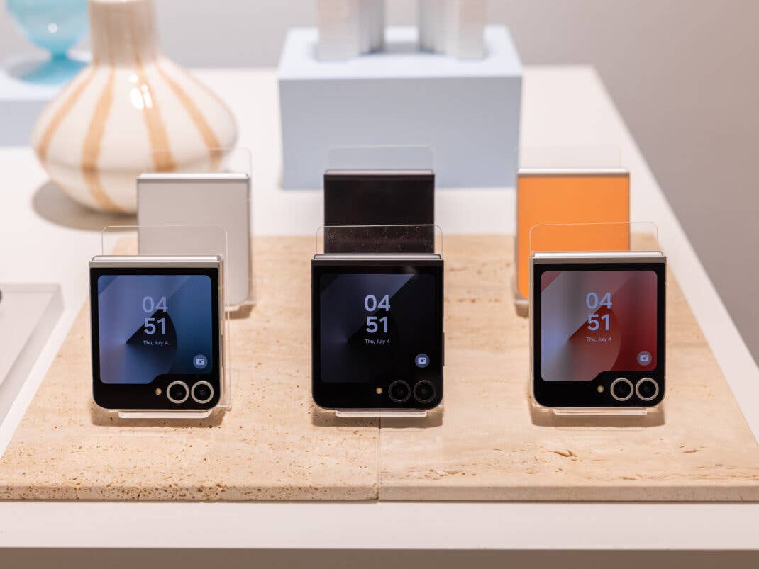 Das Galaxy Z Flip 6 ist in drei exklusiven Farben im Samsung Store erhältlich: Crafted Black, White und Peach. 