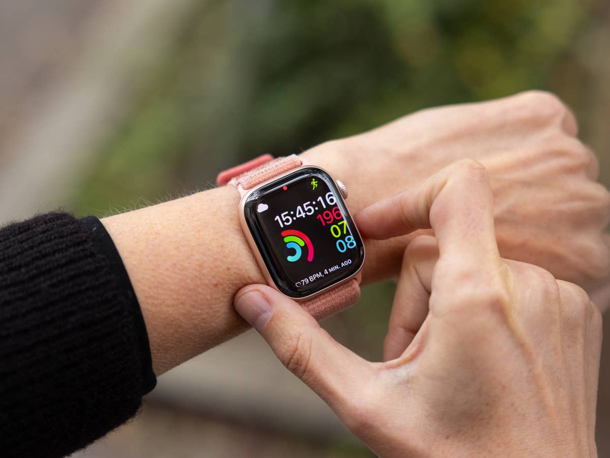 Eine Apple Watch Series 11 am Handgelenk einer Person