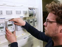Einbau eines intelligenten Messsystems, bestehend aus einem digitalen Stromzähler, hier der eHZ-P von EMH metering, sowie einer Kommunikationseinheit, dem Smart MeterGateway, hier das CASA von EMH metering.