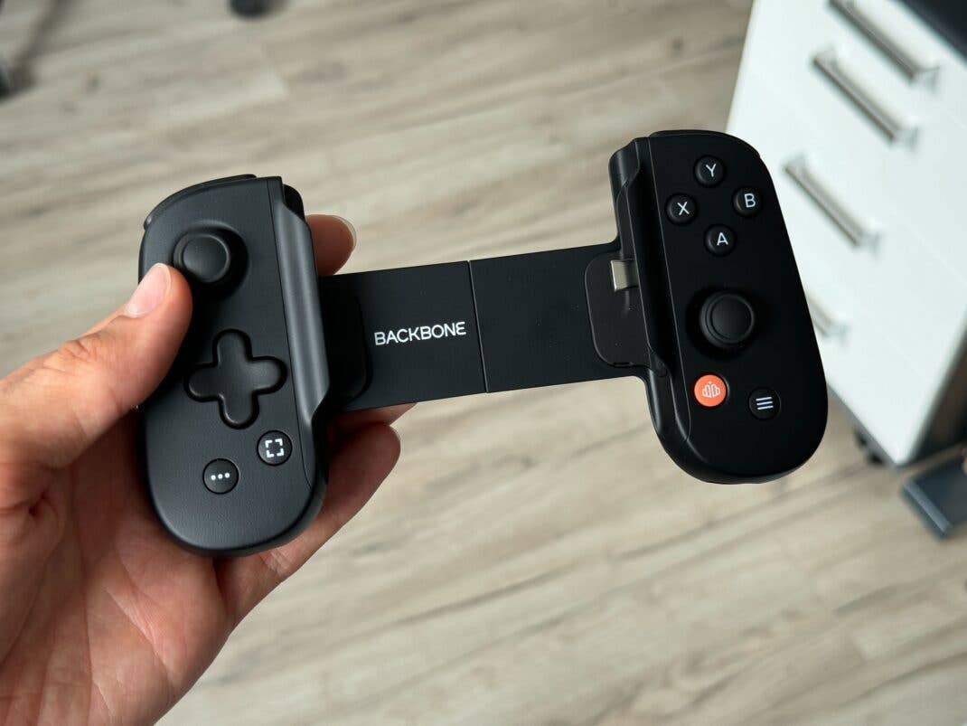 Der Backbone One ist ohne Handy kompakt und einfach mitzunehmen.