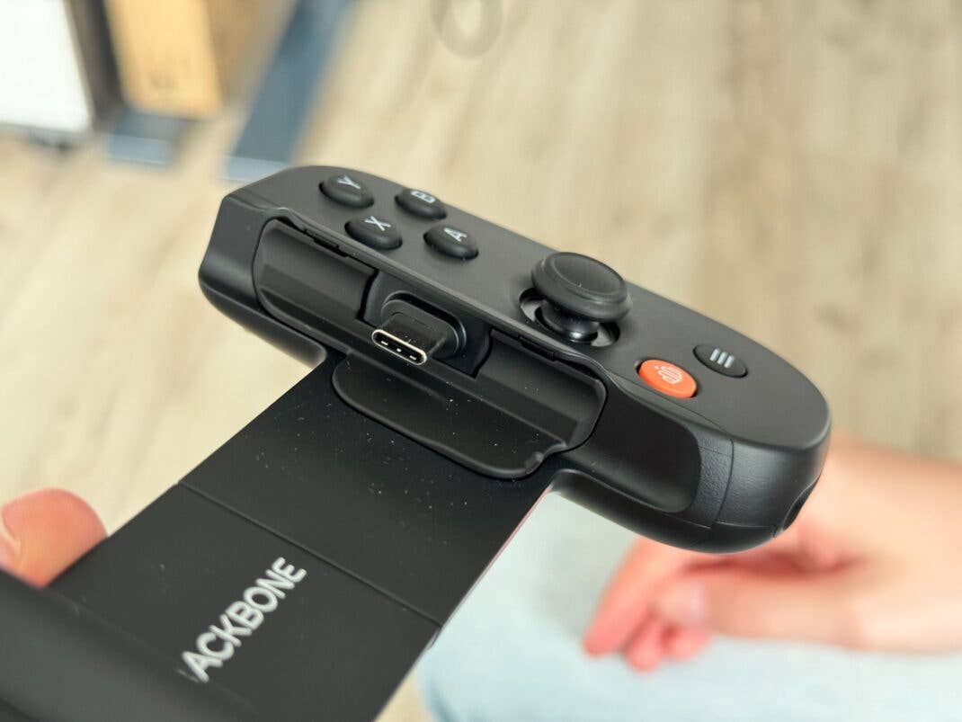 Der USB-C Port befindet sich mittig am Controller.