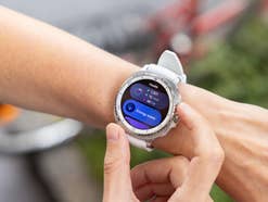 Eine Person verwendet eine Samsung Galaxy Watch 8 Classic, die Gesundheitsmetriken auf dem Bildschirm anzeigt.