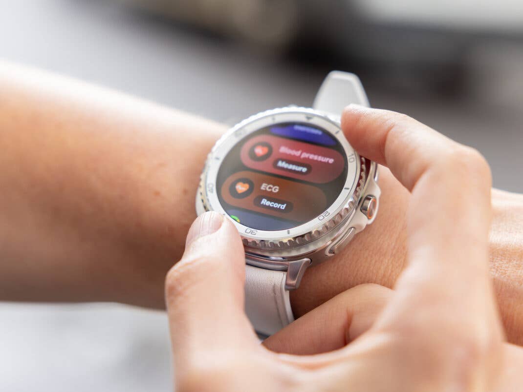 Eine Person interagiert mit einer Samsung Galaxy Watch 8 Classic, die Gesundheitsdaten anzeigt.
