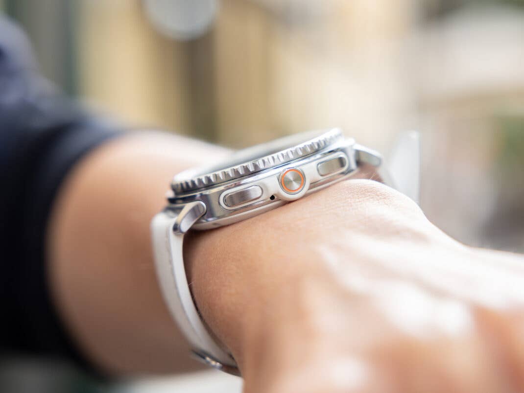 Samsung Galaxy Watch 8 Classic am Handgelenk, zeigt die seitlichen Tasten und elegantes Design.