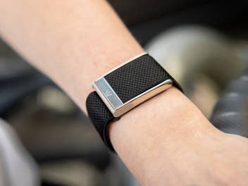 Eine Nahaufnahme einer schwarzen Smartwatch am Handgelenk mit einem eleganten Design.