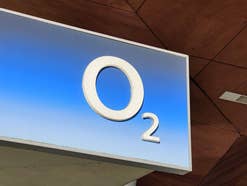 Das Logo von O2 auf einem Schild