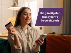 Frau hält Smartphone und Kreditkarte in der Hand. Daneben der Hinweis auf die günstigsten Handytarife in Deutschland