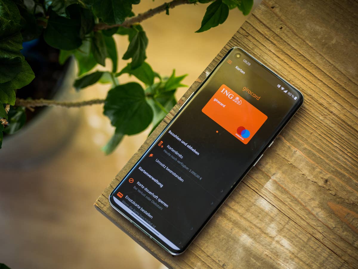 ING Diba auf einem Smartphone ING Diba-Karte auf einem Smartphone