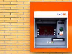 Ein Geldautomat der ING vor einer Wand