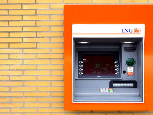 Ein Geldautomat der ING vor einer Wand