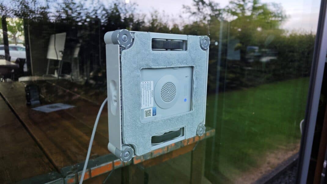 Winbot W2S Pro Omni putzt Innenfenster, aufgenommen von außen