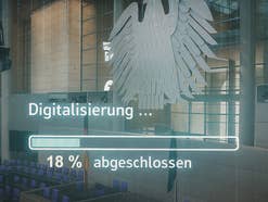Fortschritt der Digitalisierung bei 18%, angezeigt mit einem deutschen Adleremblem im Plenarsaal des Bundestags.