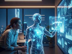 Ein Mensch und ein Roboter-Hologramm arbeiten zusammen und blicken auf einen großen Screen.