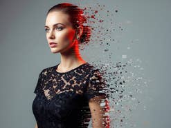 Eine Frau in einem schwarzen Shirt, mit digitalen Pixeln, die sich von ihr lösen, während sie geht.